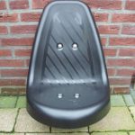 Dino Cars Kunststof zitje/stoeltje, zwart met bevestigingsbeugel 20mm vierkant